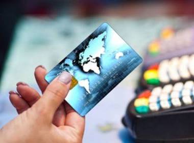 Cần phổ biến hơn nữa thanh toán không dùng tiền mặt - Máy in thẻ nhựa, máy dập nổi, đầu đọc thẻ nhựa