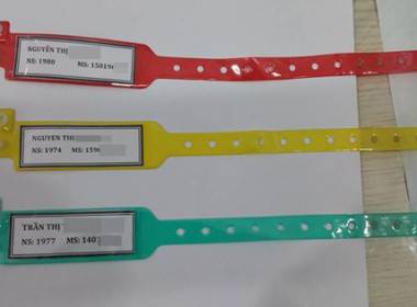 Chiếc vòng tay nhiều màu sắc nhận diện người bệnh - Máy in thẻ nhựa, máy dập nổi, đầu đọc thẻ nhựa