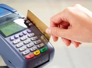Những sai lầm gây mất tiền oan khi dùng ATM, POS - Máy in thẻ nhựa, máy dập nổi, đầu đọc thẻ nhựa