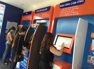 Sắp có máy ATM nhận 6 loại tiền - Máy in thẻ nhựa, máy dập nổi, đầu đọc thẻ nhựa