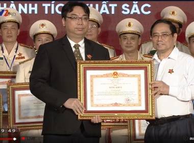 Chủ tịch HĐQT Tập đoàn MK nhận bằng khen Thủ tướng - Máy in thẻ nhựa, máy dập nổi, đầu đọc thẻ nhựa
