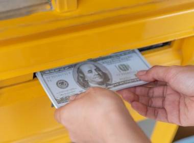 Kẻ gian lừa đảo đánh tráo thẻ ATM ở New York - Máy in thẻ nhựa, máy dập nổi, đầu đọc thẻ nhựa