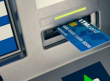 Mỹ: Bắt giữ nhóm tội phạm 'lạm dụng' lỗi rút tiền ATM - Máy in thẻ nhựa, máy dập nổi, đầu đọc thẻ nhựa