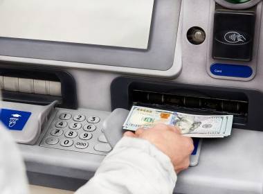 Thiệt hại gian lận hộp đen ATM vượt mốc 1 triệu USD - Máy in thẻ nhựa, máy dập nổi, đầu đọc thẻ nhựa