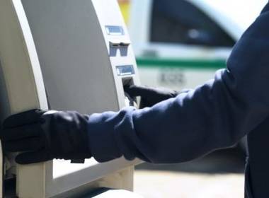 Bắt giữ 3 người trong vụ cướp ATM ở Baltimore - Máy in thẻ nhựa, máy dập nổi, đầu đọc thẻ nhựa