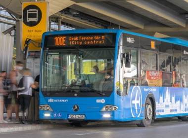 Budapest thử nghiệm thanh toán vé xe bus không tiếp xúc - Máy in thẻ nhựa, máy dập nổi, đầu đọc thẻ nhựa