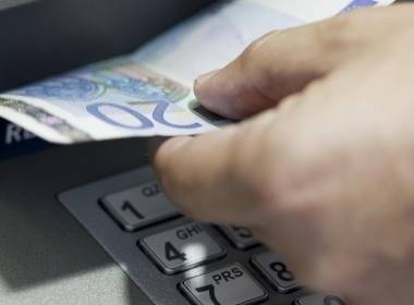 Anh: Gia tăng giá trị rút tiền mặt tại ATM  - Máy in thẻ nhựa, máy dập nổi, đầu đọc thẻ nhựa