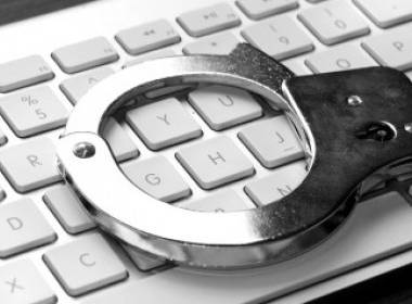 Bắt giữ một công dân Nga điều hành web đen - Máy in thẻ nhựa, máy dập nổi, đầu đọc thẻ nhựa