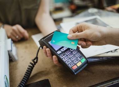 Giá trị giao dịch thanh toán tại POS đạt mức 21.100 tỷ - Máy in thẻ nhựa, máy dập nổi, đầu đọc thẻ nhựa