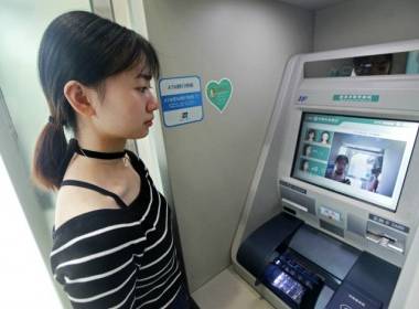 Seven Bank cho phép khách hàng tự mở tài khoản tại ATM - Máy in thẻ nhựa, máy dập nổi, đầu đọc thẻ nhựa