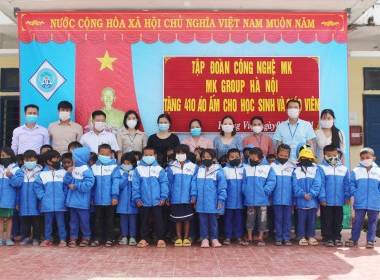 MK GROUP TÀI TRỢ ÁO ẤM CHO CÁC TRƯỜNG MIỀN NÚI - Máy in thẻ nhựa, máy dập nổi, đầu đọc thẻ nhựa