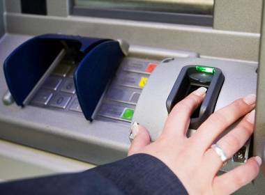 Ngân hàng Nam Phi giới thiệu ATM với ID sinh trắc học - Máy in thẻ nhựa, máy dập nổi, đầu đọc thẻ nhựa