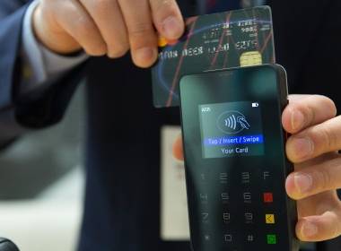 Mastercard: Doanh số bán lẻ tại Mỹ tăng 8,5% dịp lễ - Máy in thẻ nhựa, máy dập nổi, đầu đọc thẻ nhựa
