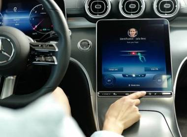 Mercedes cho phép tài xế xác thực thanh toán từ trên xe - Máy in thẻ nhựa, máy dập nổi, đầu đọc thẻ nhựa