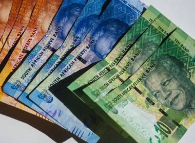 Người tiêu dùng Nam Phi vẫn ưa dùng tiền mặt và ATM - Máy in thẻ nhựa, máy dập nổi, đầu đọc thẻ nhựa
