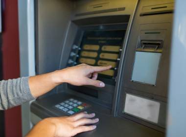 Khách hàng bị kiện vì nhận sai giá trị tiền từ cây ATM - Máy in thẻ nhựa, máy dập nổi, đầu đọc thẻ nhựa