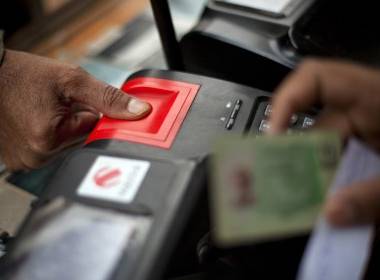 Bắt giữ nghi can giả mạo vân tay để làm SIM tại Ấn Độ - Máy in thẻ nhựa, máy dập nổi, đầu đọc thẻ nhựa