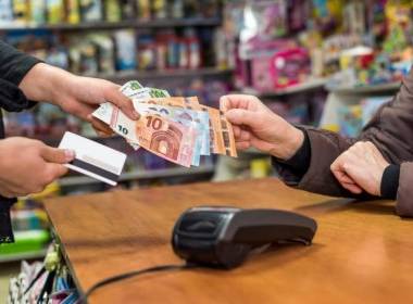 Anh: Chi tiêu tiền mặt giảm, rút tiền ATM tăng mạnh - Máy in thẻ nhựa, máy dập nổi, đầu đọc thẻ nhựa