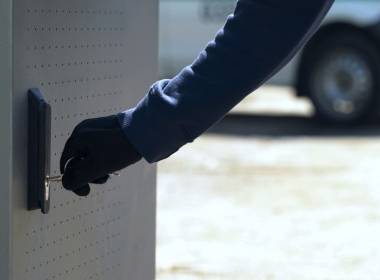 Truy tố 54 người tấn công rút tiền ATM ở Nebraska - Máy in thẻ nhựa, máy dập nổi, đầu đọc thẻ nhựa