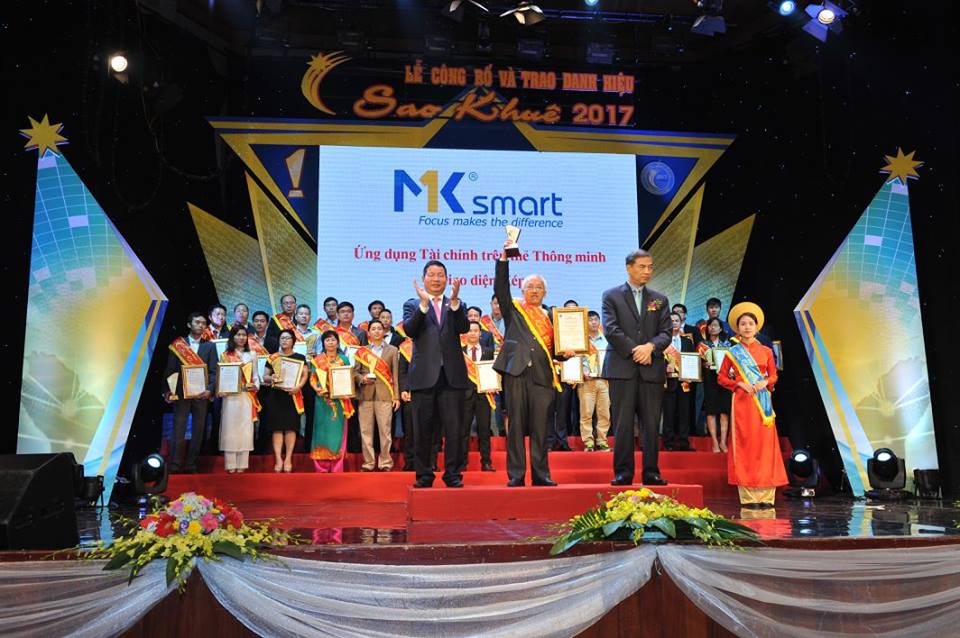 Giám đốc công nghệ MK Smart, Ông Lê Minh Quốc đứng trên bục Vinh Danh trong buổi lễ trao giải